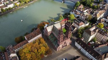 İsviçre 'deki Basel Katedrali üzerinde uçuş