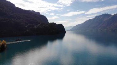 İsviçre 'deki Brienz Gölü' nün mavi sularıyla