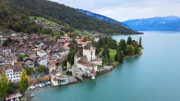 A híres Oberhofen kastély a Thun tónál, Svájcban — Stock videók