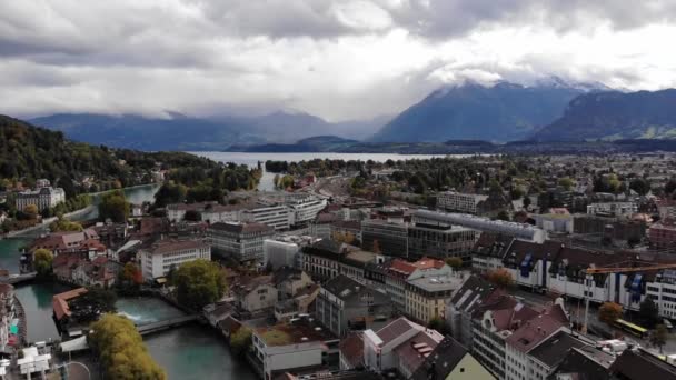 Luftaufnahme über der Stadt Thun in der Schweiz — Stockvideo