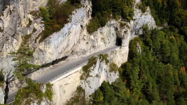 İsviçre 'de Thun Gölü boyunca panoramik cadde — Stok video