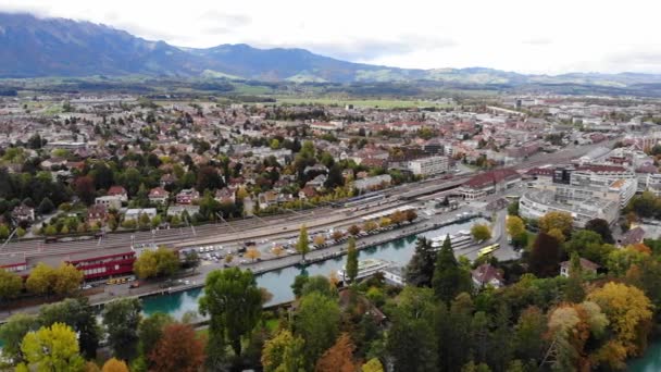 Luftaufnahme über der Stadt Thun in der Schweiz — Stockvideo