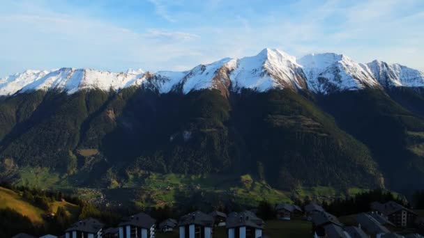 Vuelo sobre los maravillosos moutains en los Alpes suizos de Suiza — Vídeos de Stock