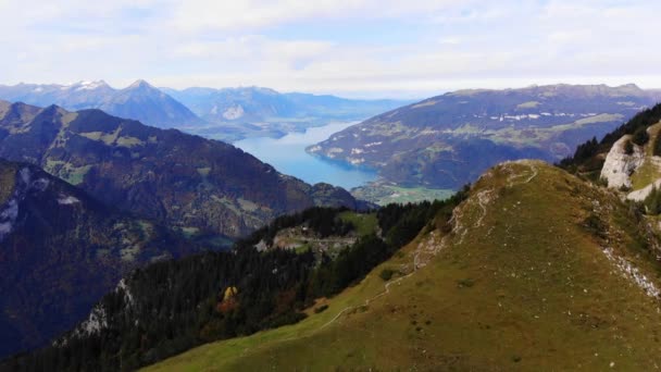 De underbara bergen i de schweiziska Alperna med sjön Thun — Stockvideo