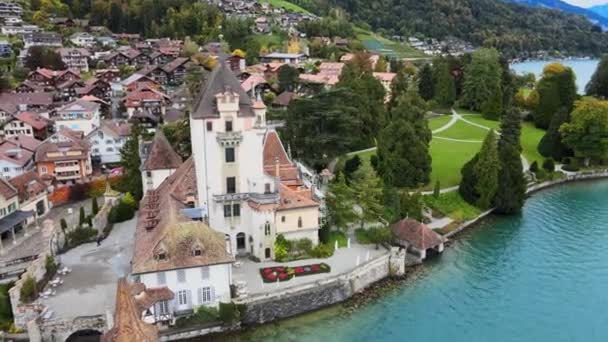 Castillo famoso Oberhofen en el lago Thun en Suiza — Vídeo de stock