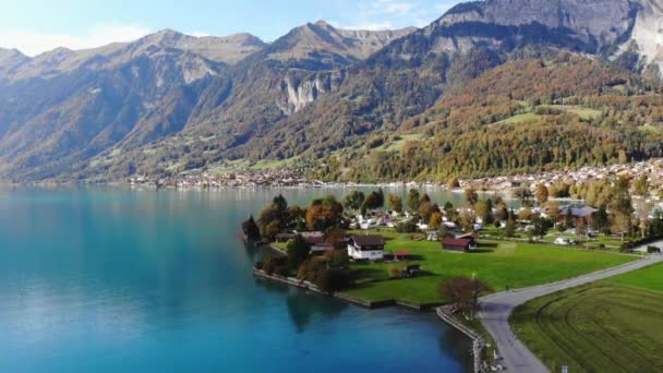 Кристально чистая голубая вода озера Бриенц в швейцарских Альпах — стоковое видео