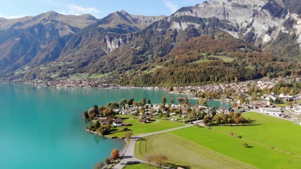 Amazing Lake Brienz Svájcban a kék víz — Stock videók