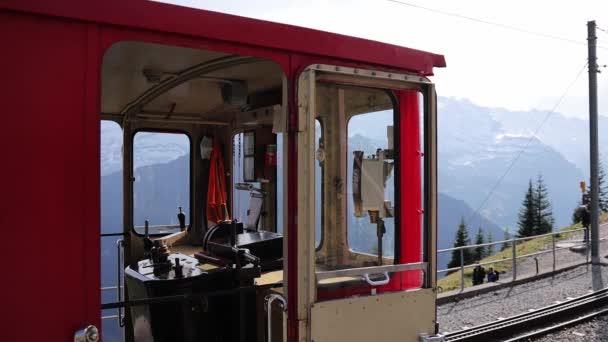 Słynna kolej zębata na Schynige Platte w Szwajcarii - BERN, SWITZERLAND - PAŹDZIERNIK 9, 2020 — Wideo stockowe