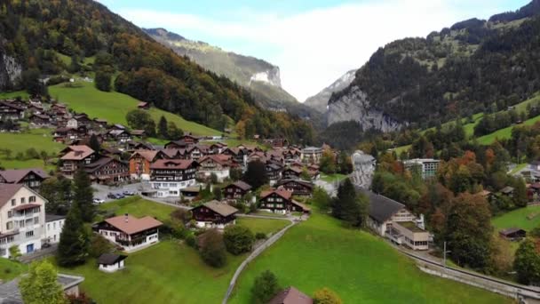 Lauterbrunnen in Zwitserland - een prachtig dorpje in de Zwitserse Alpen — Stockvideo