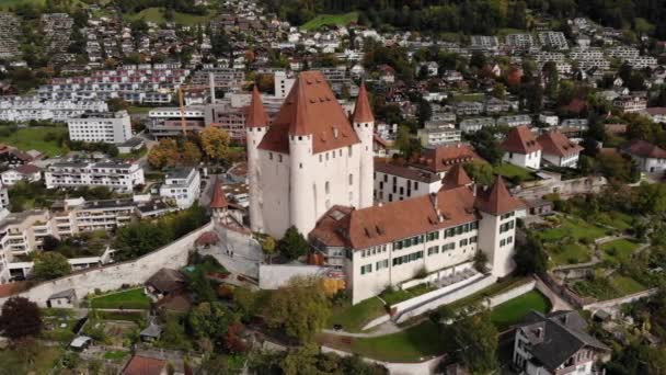 Thun Castle in Zwitserland van boven — Stockvideo