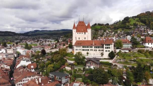 Thun Castle in Zwitserland van boven — Stockvideo