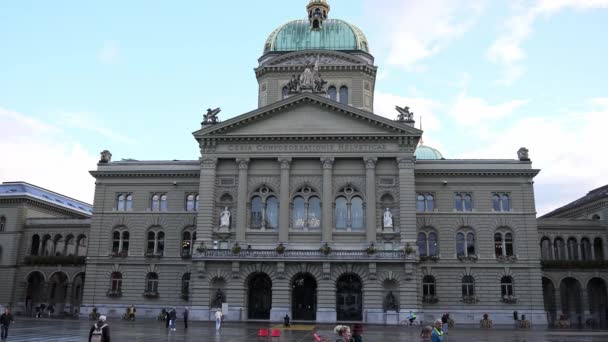 Parlementsgebouw in Bern genaamd Bundeshaus - de hoofdstad van Zwitserland - BERN, ZWITSERLAND - OKTOBER 9, 2020 — Stockvideo