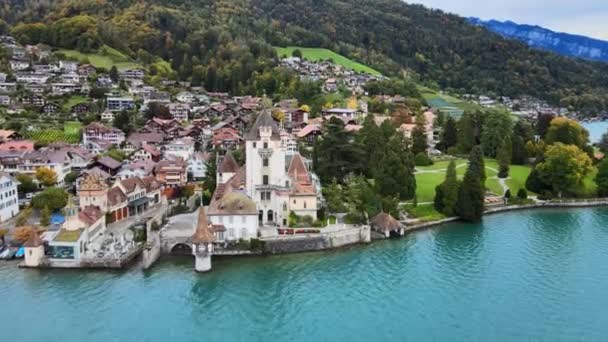 Berömda slottet Oberhofen vid sjön Thun i Schweiz — Stockvideo