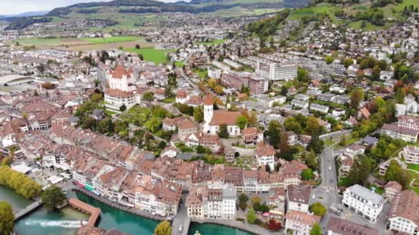 Luchtfoto over de stad Thun in Zwitserland — Stockvideo