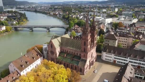 La cathédrale de Bâle dans le quartier historique - vue d'en haut — Video