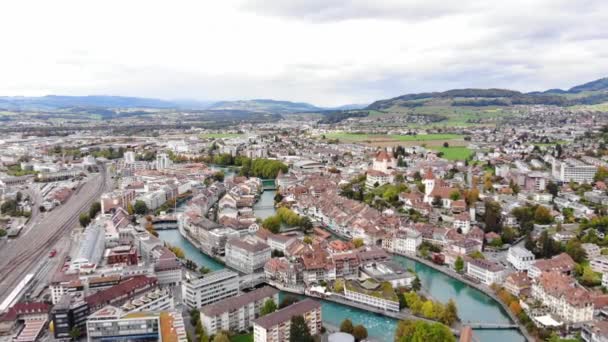 Vista aérea sobre a cidade de Thun, na Suíça — Vídeo de Stock