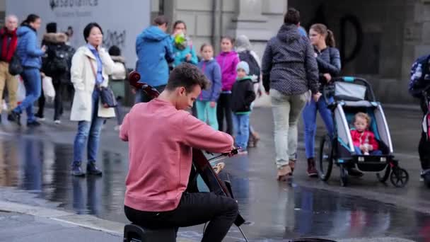 Street musician in Bern historic district - BERN, SWITZERLAND - OCTOBER 9, 2020 — Stock Video