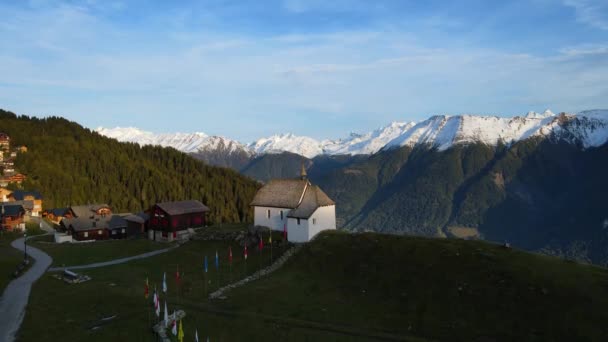 Vlucht over de prachtige bergen in Zwitserland — Stockvideo