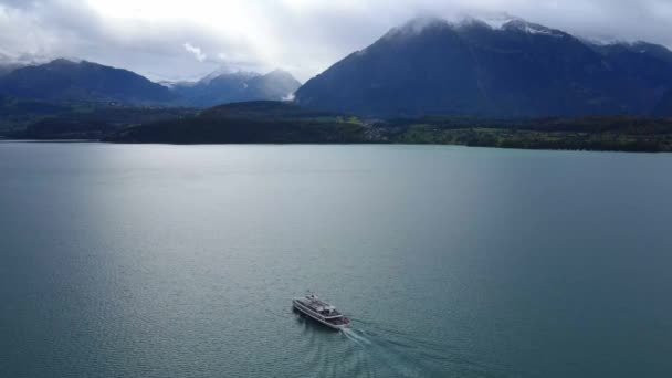 Krásné jezero Thun ve Švýcarsku — Stock video