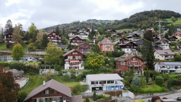 Τυπικό ελβετικό χωριό στις Άλπεις της Ελβετίας — Αρχείο Βίντεο