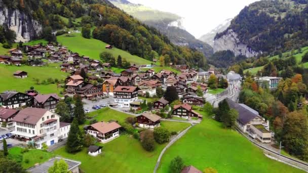 Uitzicht vanuit de lucht over het dorpje Lauterbrunnen in Zwitserlandmet zijn beroemde waterval — Stockvideo