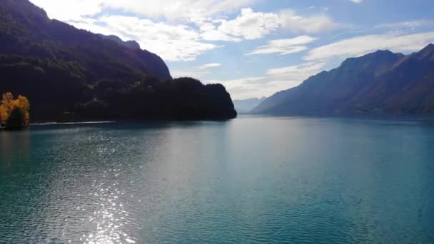 Geweldig Brienzermeer in Zwitserland met zijn blauwe water — Stockvideo