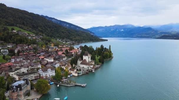 Famoso castello Oberhofen sul lago di Thun in Svizzera — Video Stock