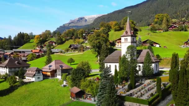 Słynne miasto Grindelwald w Alpach Szwajcarskich z góry — Wideo stockowe