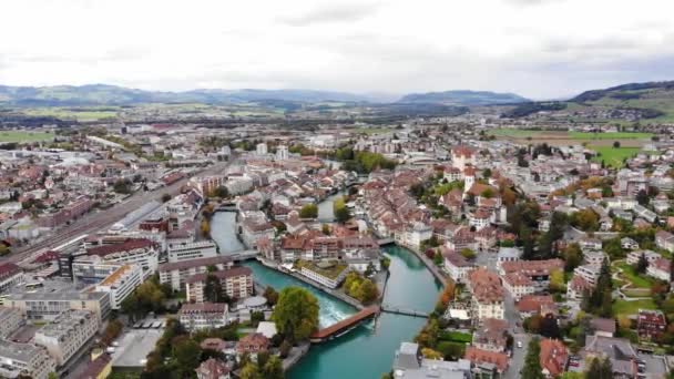 Luchtfoto over de stad Thun in Zwitserland — Stockvideo