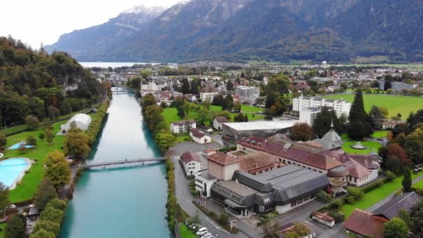 Vista aérea sobre a cidade de Interlaken na Suíça — Vídeo de Stock