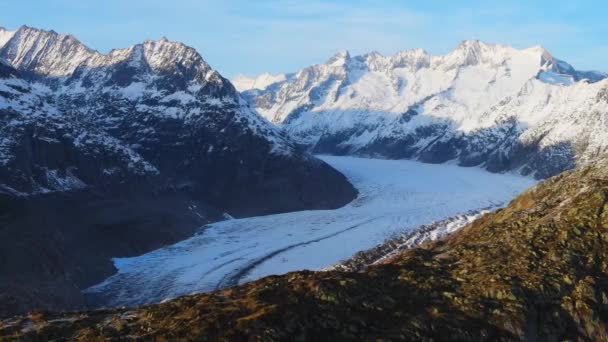 Avrupa 'nın en büyük buzulu olan İsviçre Alplerindeki Aletschgletscher üzerindeki hava manzarası — Stok video