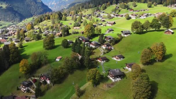 Berömd stad Grindelwald i de schweiziska alperna ovanifrån — Stockvideo