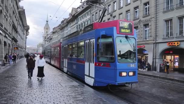Kollektivtrafik i staden Bern - BERN, SWITZERLAND - 9 oktober 2020 — Stockvideo
