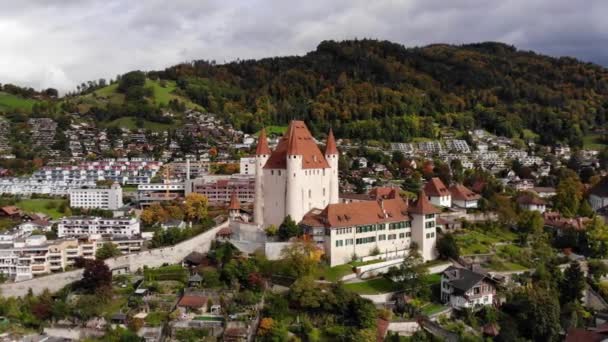 Letecký pohled na město Thun ve Švýcarsku — Stock video