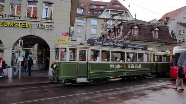 Słynna restauracja tramwajowa w Bernie - BERN, SWITZERLAND - PAŹDZIERNIK 9, 2020 — Wideo stockowe