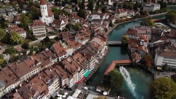 Vista aérea sobre a cidade de Thun, na Suíça — Vídeo de Stock