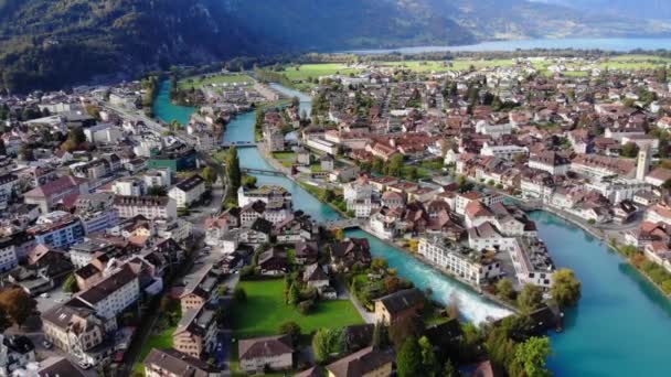 Miasto Interlaken w Szwajcarii - niesamowite zdjęcia dronów — Wideo stockowe