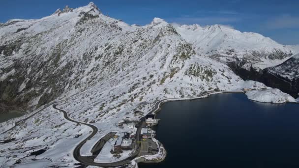 Переліт через бурхливі льодовики у швейцарських Альпах (Швейцарія). — стокове відео