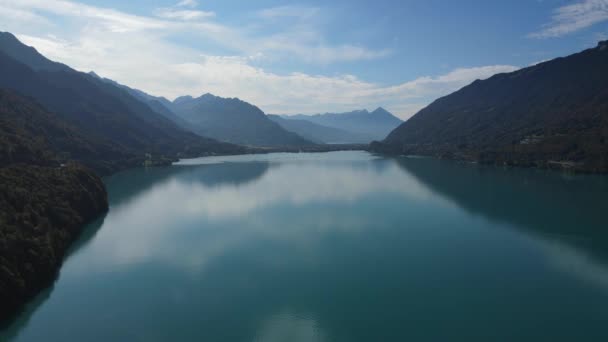 Fantastisk Lake Brienz i Schweiz med sitt blå vatten — Stockvideo