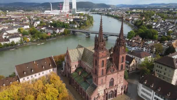 La cathédrale de Bâle dans le quartier historique - vue d'en haut — Video