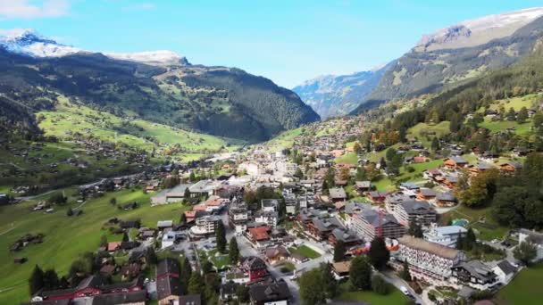 Famosa città di Grindelwald nelle Alpi svizzere dall'alto — Video Stock