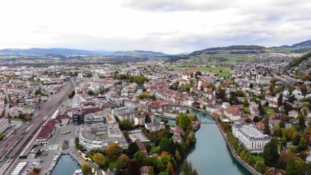 Flygfoto över staden Thun i Schweiz — Stockvideo