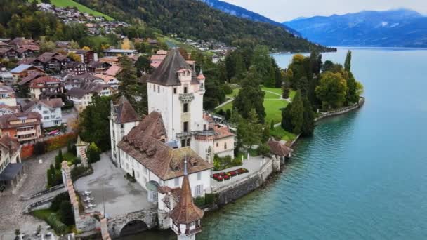 Castelo famoso Oberhofen no Lago Thun, na Suíça — Vídeo de Stock