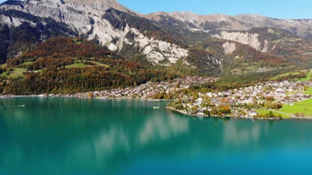 The crystal clear blue water of Lake Brienz in the Swiss Alps — Stock Video