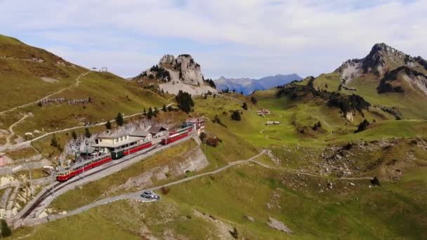 Montaña popular en los Alpes suizos llamada Schynige Platte en Suiza — Vídeos de Stock