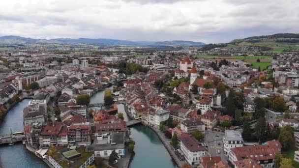 Ciudad de Thun en Suiza - increíbles imágenes de drones — Vídeos de Stock