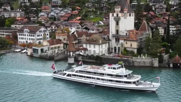 İsviçre 'deki Thun Gölü' nde ünlü Oberhofen Şatosu — Stok video