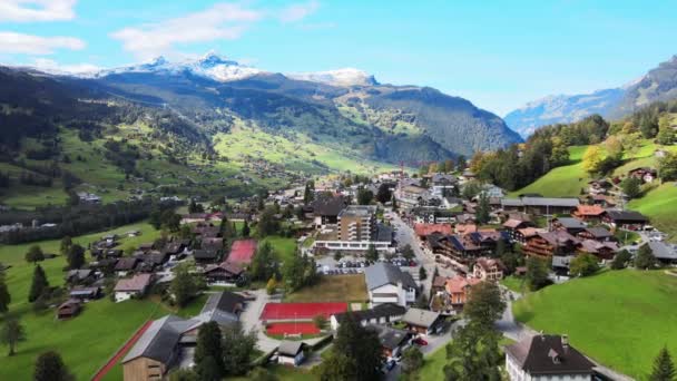 Cidade famosa de Grindelwald nos Alpes Suíços de cima — Vídeo de Stock