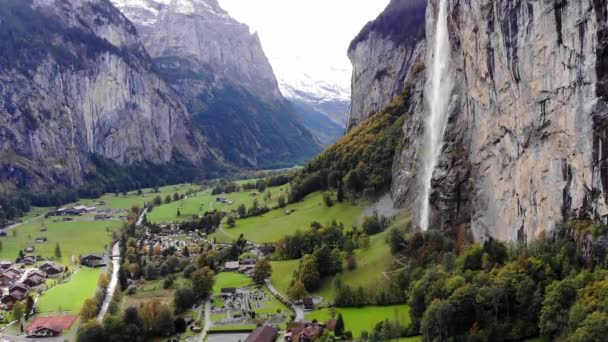 Det berömda vattenfallet Lauterbrunnen i de schweiziska alperna — Stockvideo