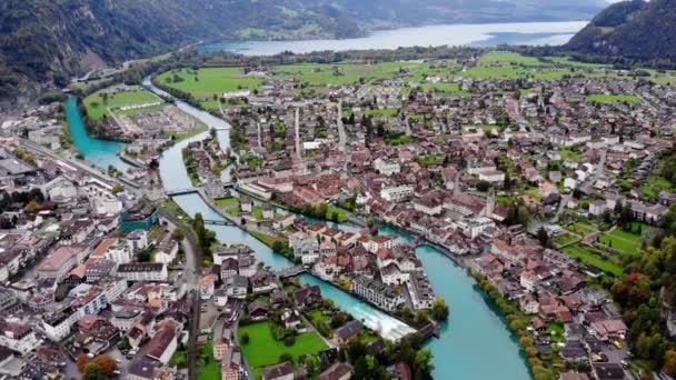 Город Интерлакен в Швейцарии - удивительные кадры дрона — стоковое видео